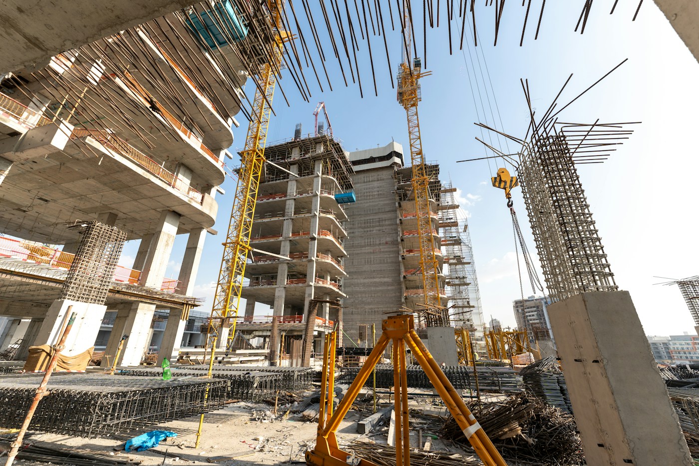 Estruturas de concreto armado e gruas em um canteiro de obras